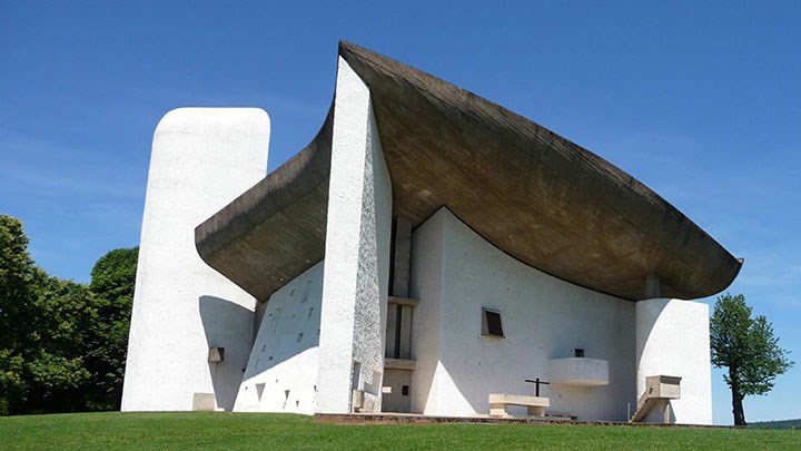 La Chapelle de Ronchamp, Le Corbusier, 1955. Photographie : J. Lord. CC BY
