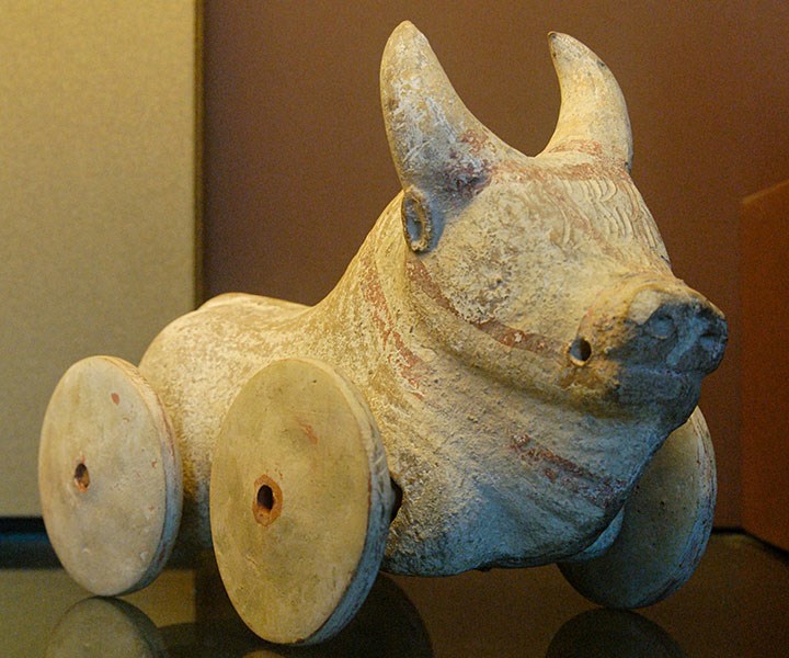 Buffle sur roulettes,Grèce Antique. CC0