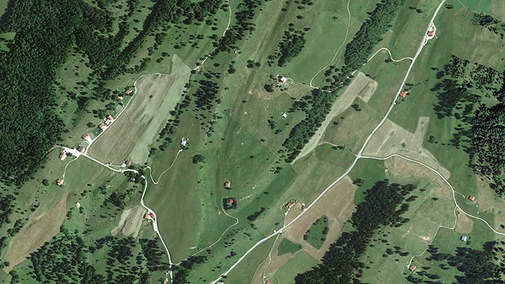 montagne dans le Jura, France © Alex lbh. CC0 Google earth