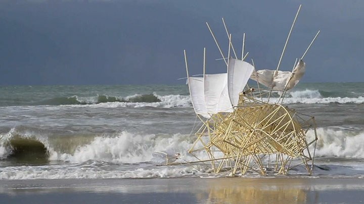 Animaux de plage © Theo Jansen. Vidéo : Wunderding, 2012.